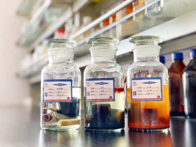 左一：冰河冷媒-4、左二：25%濃度鹽水、左三：30%濃度鹽水